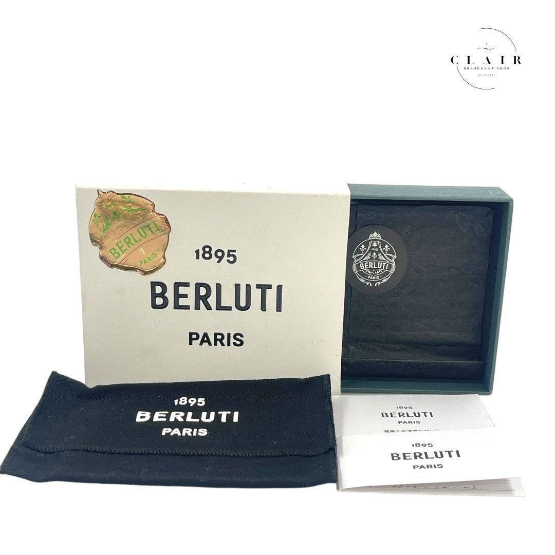 BERLUTI ベルルッティ 二つ折りマネークリップ カリグラフィ 型押しロゴ レザー ブラウン メンズ