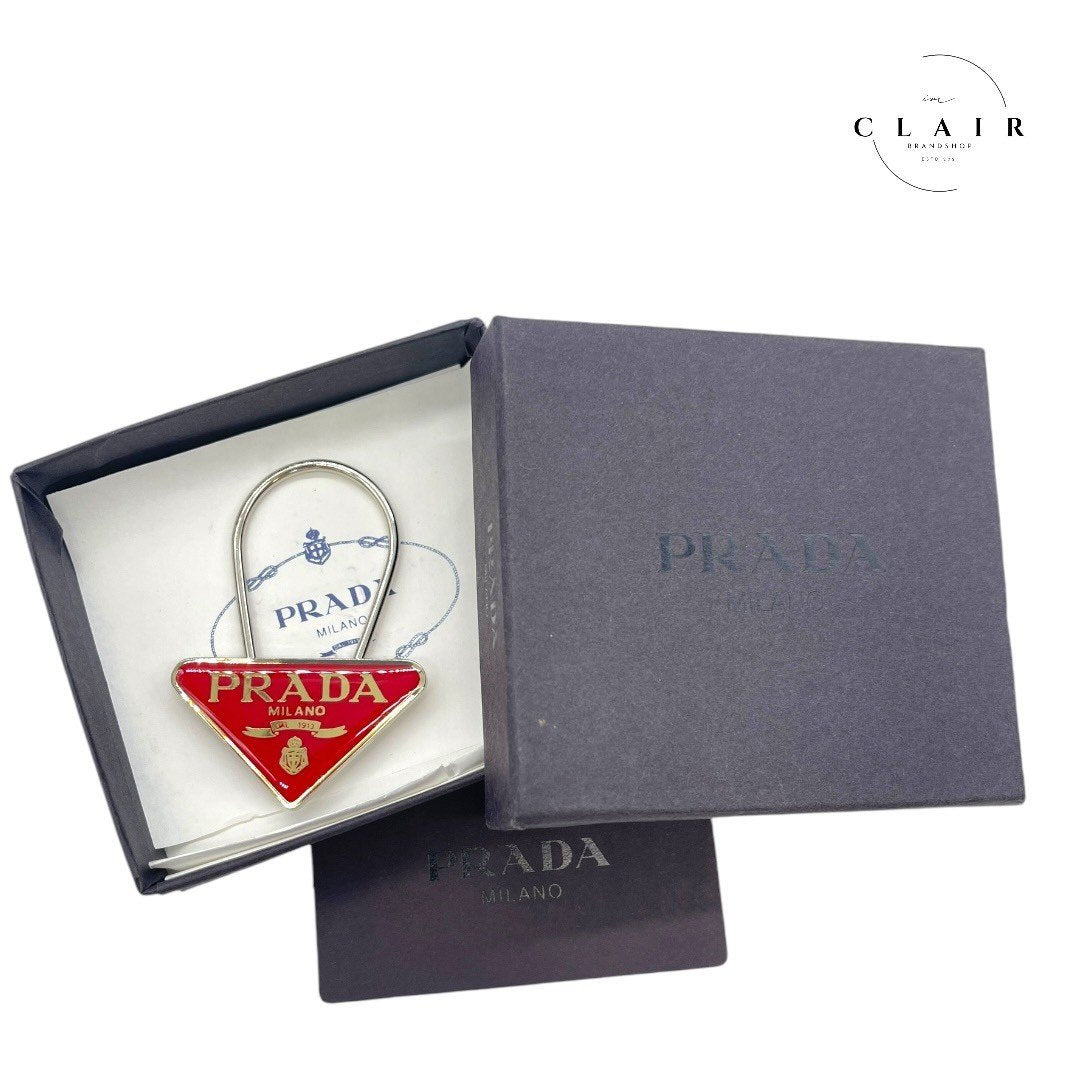 プラダ キーホルダー 三角プレート レッド シルバー
