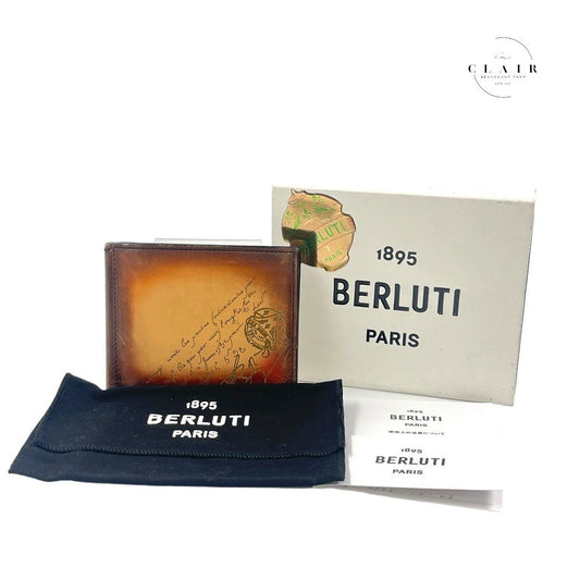 BERLUTI ベルルッティ 二つ折りマネークリップ カリグラフィ 型押しロゴ レザー ブラウン メンズ