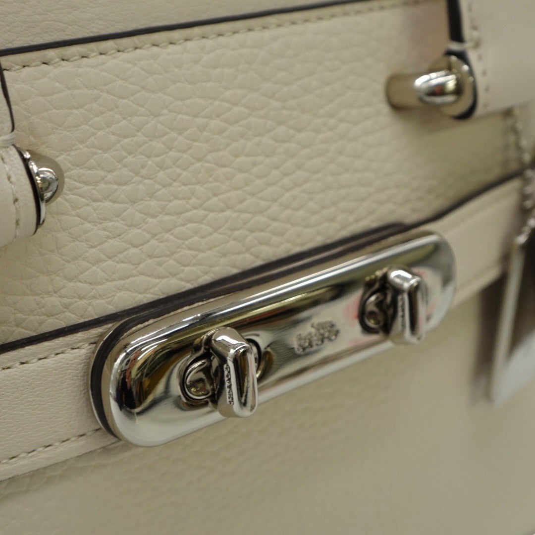 コーチ ショルダーバッグ 2WAYハンドバッグ シグネチャー ターンロック 白 ホワイト レディース